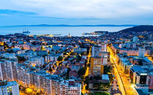 RELAX apartment Split area with private jacuzzi on terrace with mountain view in Zrnovnica