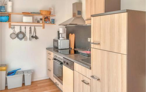 virtuve, 2 Bedroom Awesome Home In Behrenhoff in Behrenhoff