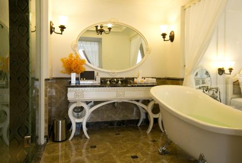 room detail thumbnail 2