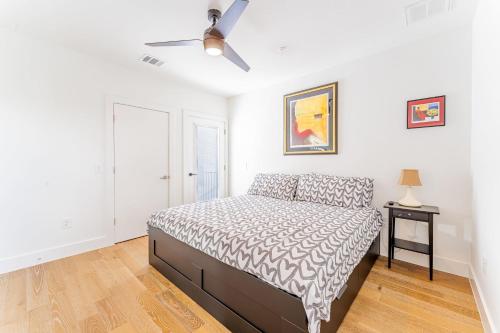 Luxe East Downtown 3BR Condo, Walk to Bars, Restaurants, Shops in Austin, USA