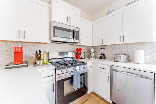 Luxe East Downtown 3BR Condo, Walk to Bars, Restaurants, Shops in Austin, USA
