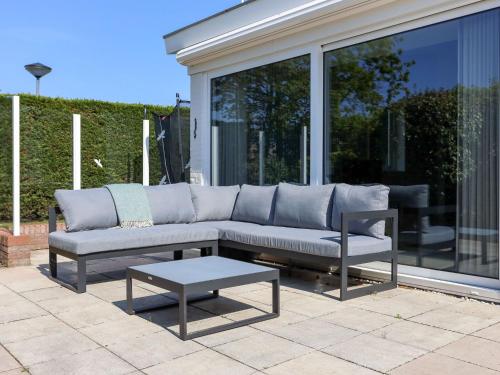  Holiday Home near Veerse Meer with Sauna, Unterkunft in Kamperland