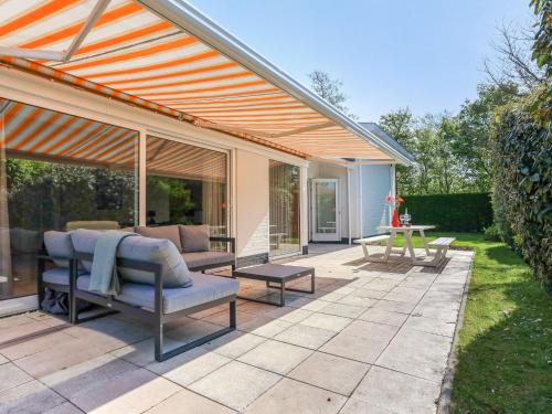 Jardí, Holiday Home near Veerse Meer with Sauna in Kamperland