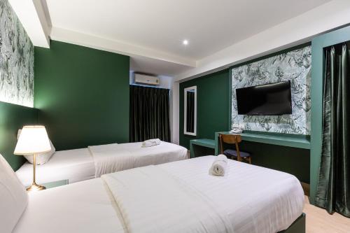 Deluxe Double or Twin Room image 4