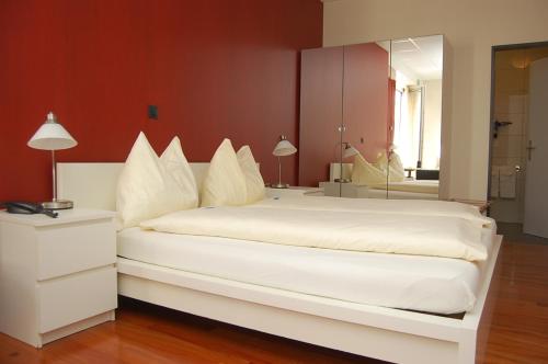 1 king bed, 1 twin bed