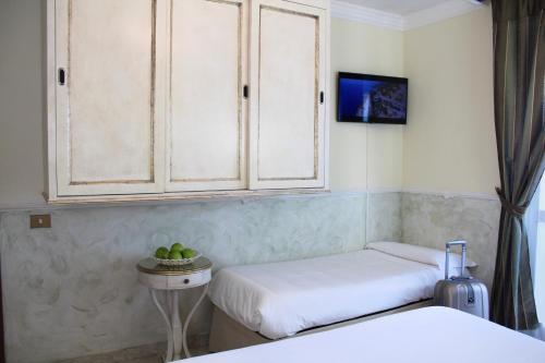 Comfort Triple Room image 10