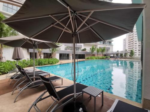 Swimming pool, The Ooak Suites and Residence@ Kiara 163 in Sri Hartamas / Mont Kiara