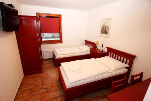 2 twin beds, 1 sofa bed