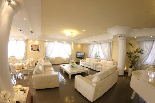 Shared lounge/TV area, Hotel Luxor in Airport