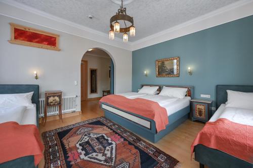 1 queen bed, 2 twin beds