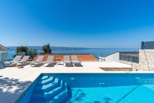 Villa Atopos with heated private pool, 5 bedrooms, Cinema room, panoramic sea views – khách sạn tại Borak