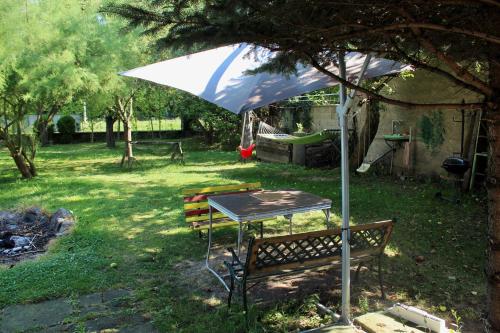 Garden, Old Summer House with renovated bathroom in Prague 21