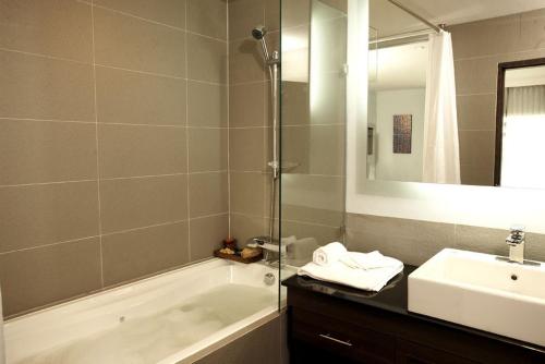 room detail thumbnail 2