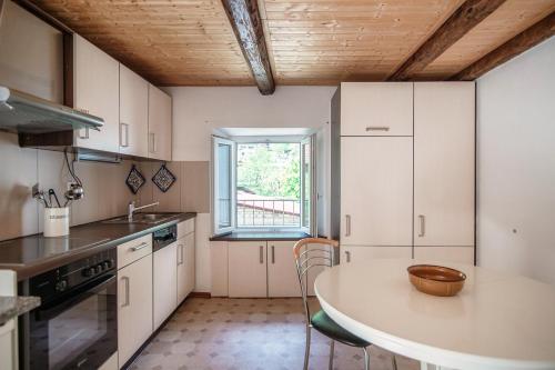 廚房, Stèla - rustic house in the heart of the Leventina (Stela - rustic house in the heart of the Leventina) in 安索尼高