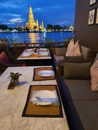 Restaurant, Sala Arun near Wat Phra Chetuphon
