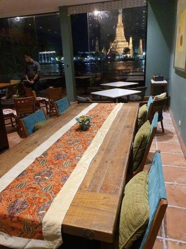 ห้องอาหาร, ศาลาอรุณ (Sala Arun) near มัสยิดต้นสน