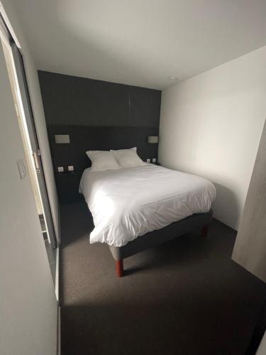 1 queen bed, 1 double bed