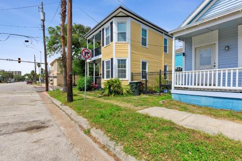 Fuller House Just 3 Blocks to Beach home in Galveston, USA