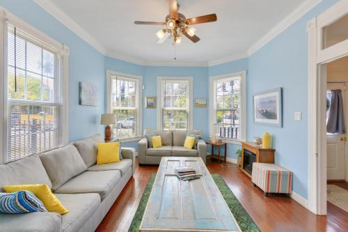 Fuller House Just 3 Blocks to Beach home in Galveston, USA