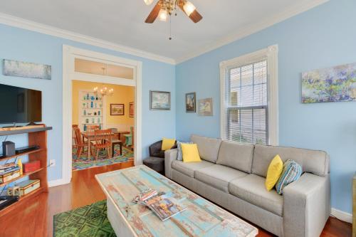 Fuller House Just 3 Blocks to Beach home in Galveston, USA