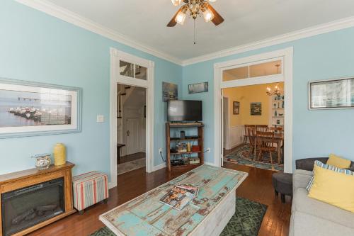 Fuller House Just 3 Blocks to Beach home in Galveston, USA