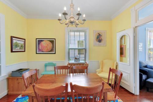 Fuller House Just 3 Blocks to Beach home in Galveston, USA