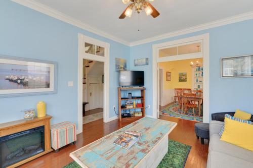 Fuller House Just 3 Blocks to Beach home in Galveston, USA