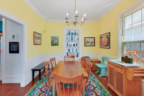 Fuller House Just 3 Blocks to Beach home in Galveston, USA