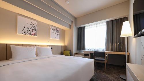 Standard King Room - Mid Floor/Non-Smoking