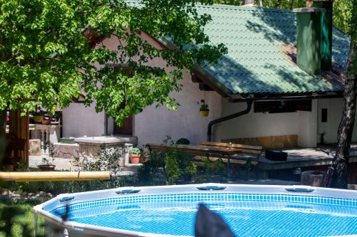 Peldbaseins, Vila Tea in Breze