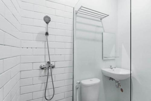 RedDoorz @ Sersan Bajuri Atas Room Type - Deluxe Family Room