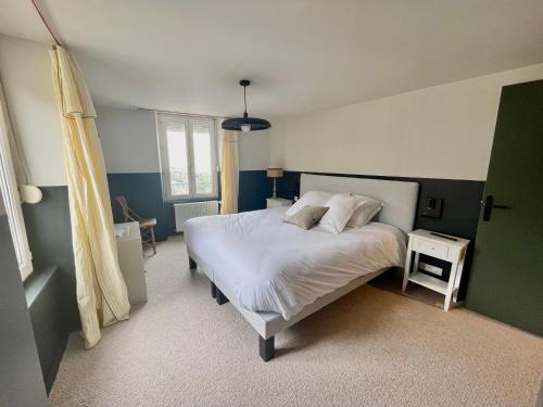 1 queen bed, 2 twin beds