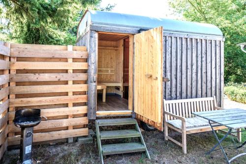 traumHaff Ungewöhnliches Segelmacherhaus, Sauna, Kachelofen, Hund, 300m vom Wasser