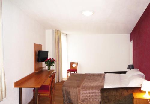 1 double bed, 1 sofa bed