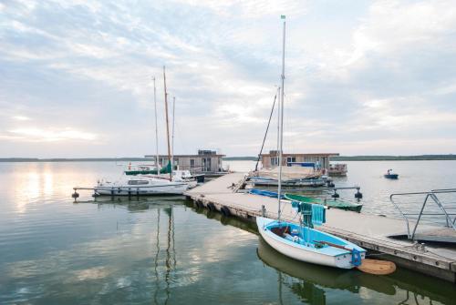 traumHaff Ungewöhnliches Segelmacherhaus, Sauna, Kachelofen, Hund, 300m vom Wasser