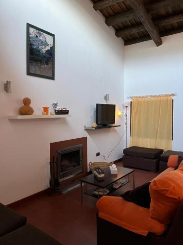 Koplietošanas atpūtas telpa ar TV, Apartamentos Rurales En Plena Sierra in Alia