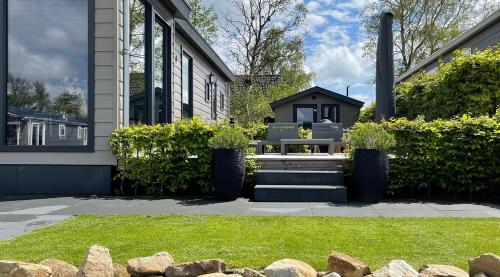  PUUR Eernewoude luxe chalet direct aan open vaarwater gelegen in de Alde Feanen, Unterkunft in Earnewâld