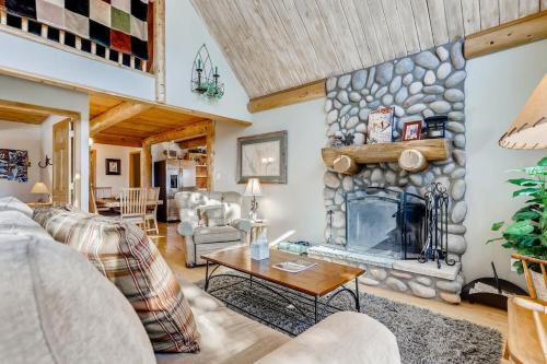 Lovely House Tucked in the Pines with Private Hot Tub - Pura Vida in Blue River