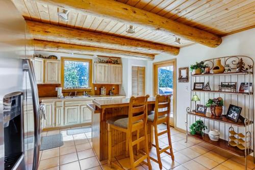 Lovely House Tucked in the Pines with Private Hot Tub - Pura Vida in Blue River