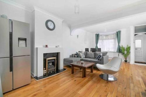 5 BEDROOM HOUSE IN WALTHAMSTOW gîte à louer Highams Park Railway Station