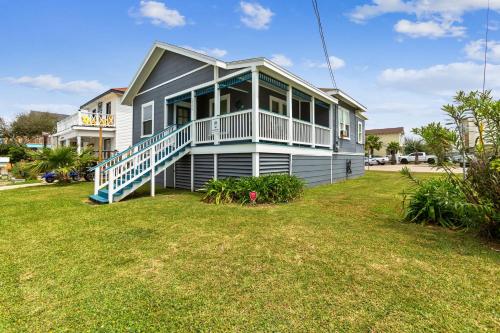 Tina Marie - just 1 block to Seawall beach! home in Galveston, USA