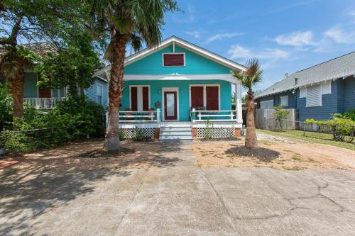 Sea Life - Just Blocks to Beach! home in Galveston, USA