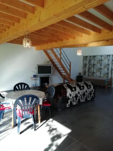 Florennes Gîte neuf 150 M2 devant un grand lac privé de 2 hectares poissonneux au milieu des bois (Florennes Gite neuf 150 M2 devant un grand lac prive de 2 hectares poissonneux au milieu des bois) in Florennes