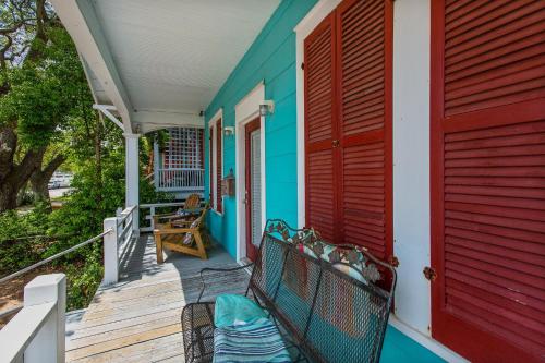 Sea Life - Just Blocks to Beach! home in Galveston, USA