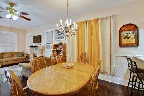 Sea Life - Just Blocks to Beach! home in Galveston, USA