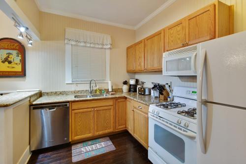 Sea Life - Just Blocks to Beach! home in Galveston, USA