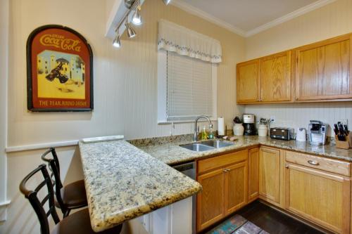 Sea Life - Just Blocks to Beach! home in Galveston, USA