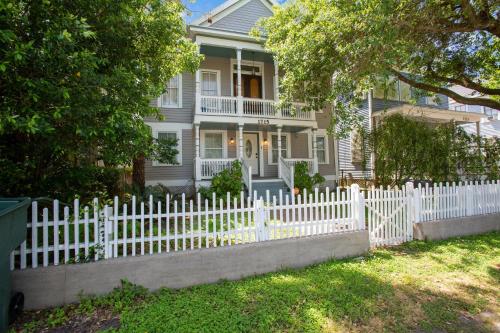 Antigua Key - just a couple blocks to Seawall Beaches, shops, restaurants and Pleasure Pier! home in Galveston, USA