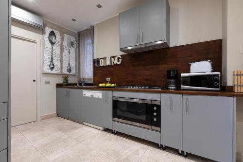 6-Bedroom Holiday Apartment Campo Marzio with terrace - image 2