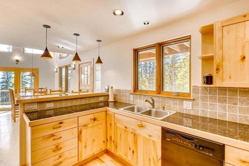 Lovely Home with Great Views and Private Hot Tub - Porcupine Slopes